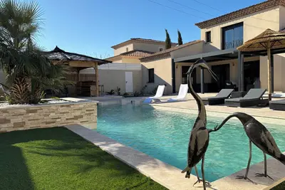Image de Arles Villa moderne avec piscine chauffée, jacuzzi et borne électrique