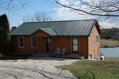 Image de Quiet, Cozy Paoli Cabin Overlooking a Nice Pond