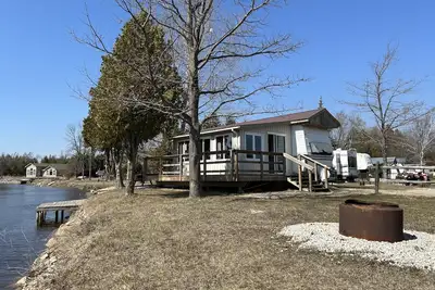 Image de #0 Enjoy a waterfront view from your own trailer with a deck & sunroom