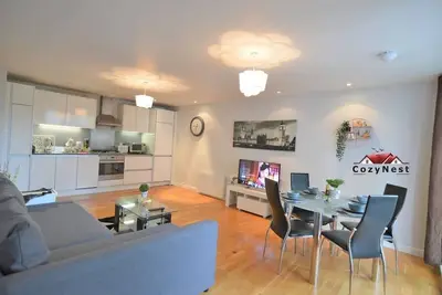 Image de Elegant, Central Self Contained Flat by CozyNest