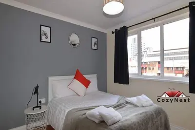 Image de Central 2 Bed 2 Bath Flat with Parking by CozyNest