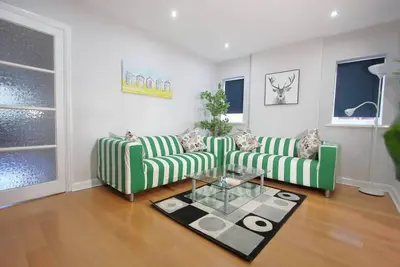 Image de Stunning 3 Bedroom 2 Bathroom Bungalow by CozyNest