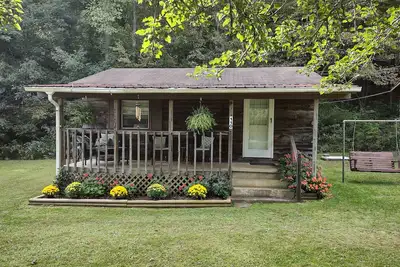 Image de Tranquil Creekside Cabin - Sleeps 4 - Bradford Pear Cabin