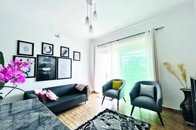 Image de Apartment unit - White House with rental car.