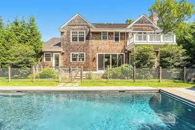 Image de Timeless Hamptons style Beach Home, heated saltwater pool, expansive deck, . . .