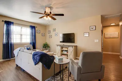 Image de The Village Home w/ Pool, 12 Mi to Okc!