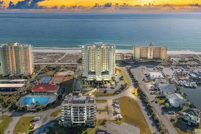 Image de 10th Floor Sweeping Views of the Gulf. Steps from Beach Access.
