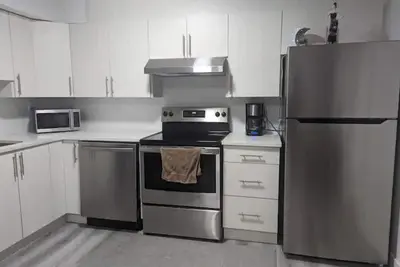 Image de Cozy*2bed Priv Bsmt Suite*Brght*Spcus* Ner2Airport