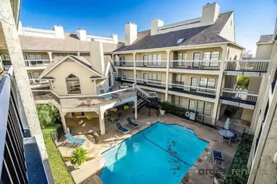 Image de Modern Condo / Pool / balcony / Gated / Pets!