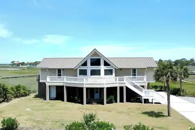 Image de The Dockside Oasis: Newly Renovated 5 Bedroom Home, Scenic Marsh Views Sleeps 15