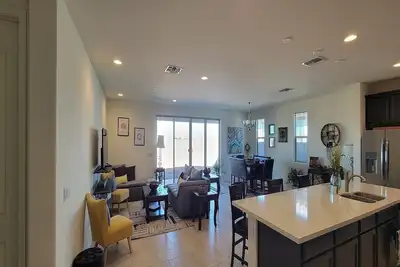 Image de 🌟 15-mins to Super Bowl 🏈 ‼️ Family-sized house w/fire pit. .