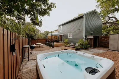 Image de Arli Haus. Elevated Sarasota Vacation. Hot Tub, 4br, 2 Kings, 5mi to the beach
