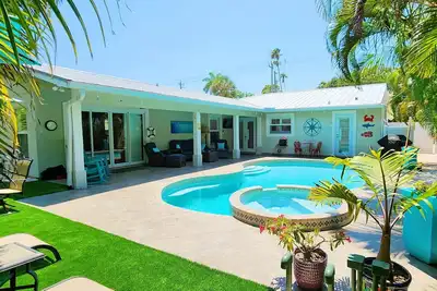 Image de Your private slice of Paradise for your special get away in a 5 star home.