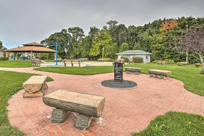Image de Cozy East Haven Apartment - Walk to Beach!