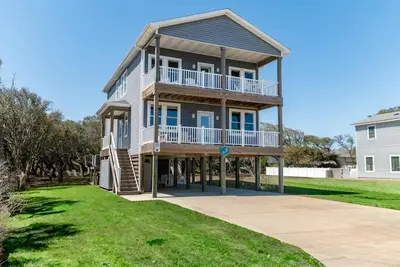 Image de DownWinder- Spacious 3 Br House - Walk to Beach