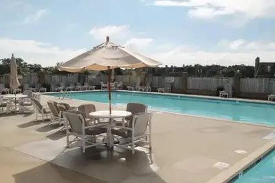 Image de Kh Escape! Pool+Tennis+Basketball+0. 8 mi to Beach!