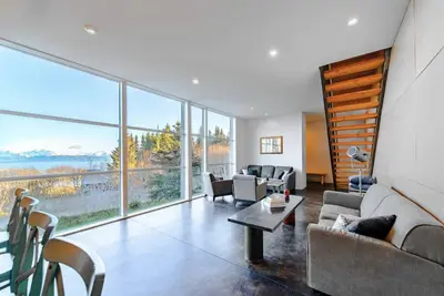 Image de Cozy and modern craftsman home with deck, fire pit, and amazing views!