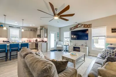 Image de Beaufort Townhome w/ Game Room: 8 Mi to Beaches!