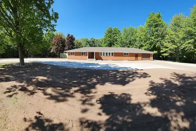 Image de Huge House near Pictured Rocks, Trails, Hot Tub, walking distance to Casino\/Bars