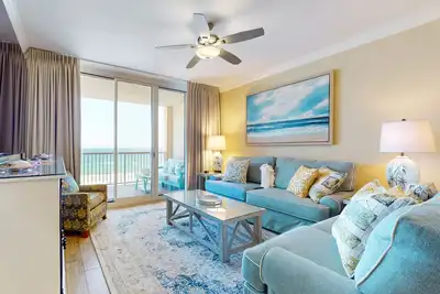 Image de Enchanting oceanfront condo with pool, balcony, fitness area, & washer/dryer