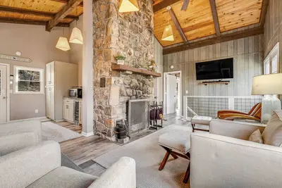 Image de Renovated ski chalet with dual decks, firepit, grill, fireplace, & views