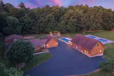 Image de Private Upscale Cabin, secluded w/pool and hot tub