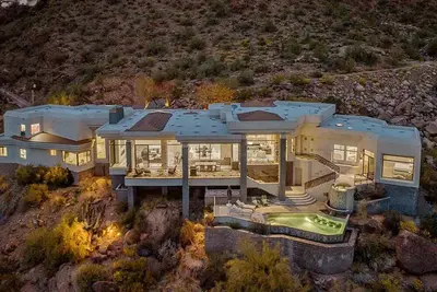 Image de Top Shelf Manor - A Luxury Estate w/ Unforgettable Views!