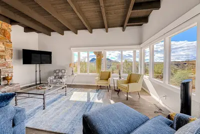 Image de Dog-friendly mountain-view home with private pool, outdoor lounging & W/D
