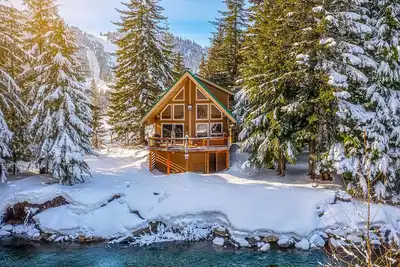 Image de Dog-friendly riverfront cabin with deck, hot tub, gas fireplace, & sauna