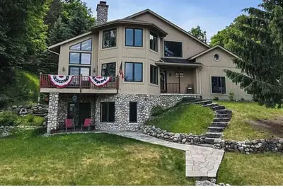Image de Lake Charlevoix Villa sleeps 12.