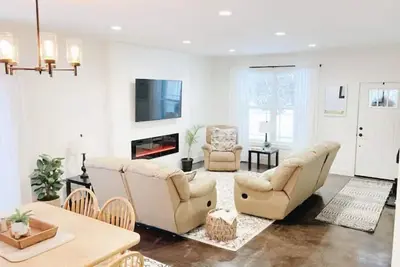 Image de Lovely Place in Prime Location-Near Trails-Hot Tub