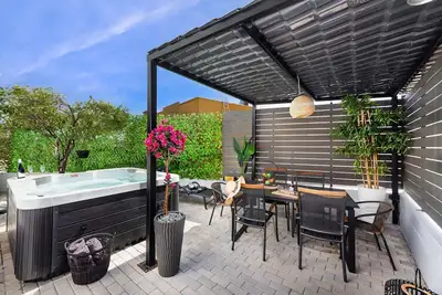 Image de Modern and Romantic Apartment, just 5min from the beach!