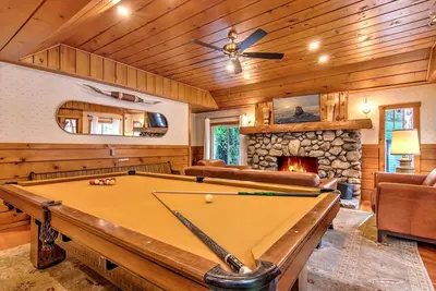 Image de The Creek Lodge in Town Center - 2, 500 sf Mountain Modern Cabin, Next To Creek!