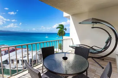 Image de 2 Bedroom 2 Bathroom Modern Ocean view Hip Strip Mobay Club