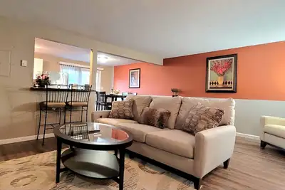 Image de 2 Levels 2 Bedrooms with Office Spaces