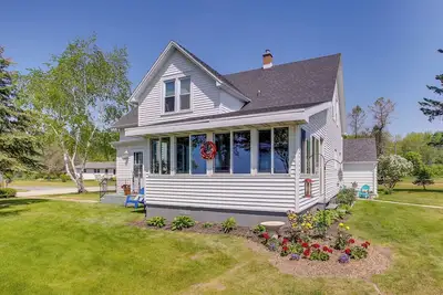 Image de Two Rivers ‘Thiede House’ - Walk to Lake Michigan!