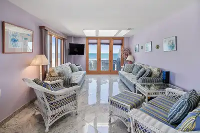 Image de Stunning Beachfront 3/2 with beach access