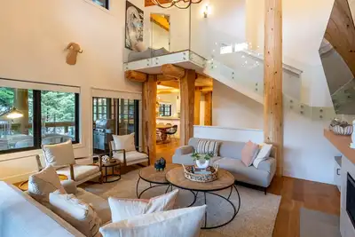 Image de Luxury 4br | Ski In/Out Access | Pool | Hot Tub | Managed By Aloha Whistler