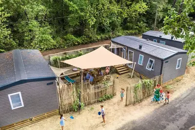 Image de Mobil-home Tribu 5ch | Premium 56m²- terrasse couverte - 2 sdb - Tv -Lv - Plancha - Wifi Gratuit 10 personnes