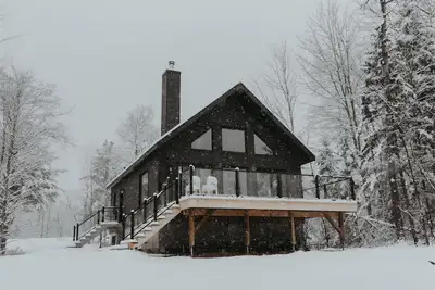 Image de New Cozy Forest Chalet w\/ Sauna