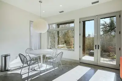 Image de Gorgeous Lower Unit Right in the Heart of Downtown Austin