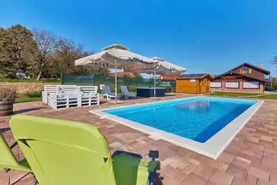Image de Belle maison Ă Kupinovac avec cuisine