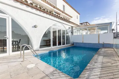 Image de Charmante villa avec amarre de 13 mètres et piscine, à seulement 50 mètres de la plage de La Rubina. Parfait pour les familles jusqu'à 8 personnes.
