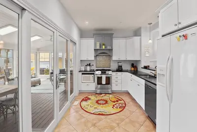 Image de Cozy’s Corner of Beachwalk 5 bedroom, 3. 5 home with a huge 4 season room
