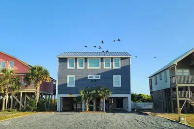 Image de Hobbs Realty - “Out Of The Blue” | Spacious Oceanfront Home w/ Private Heatable Pool