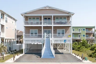 Image de Hobbs Realty - “Mer Soleil” a gorgeous 5-bedroom luxury home with a private pool and elevator!