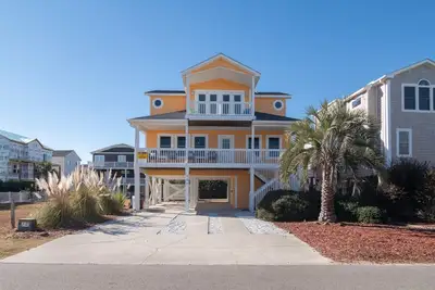 Image de Legacy - A beautiful 4-bedroom home with a community dock, minutes from the ocean.