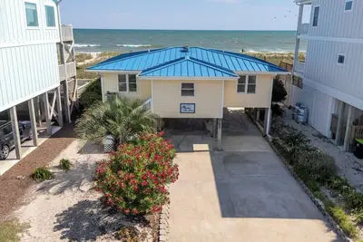 Image de Hobbs Realty - Bring your canine family member to “Outta The Blue, ” a charming oceanfront retreat.