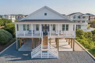 Image de Hobbs Realty - Spend many an “Oh Happy Day” when you enjoy this charming home with a pool.
