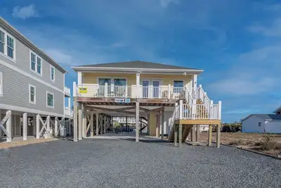 Image de Hobbs Realty - “NormalSEA” | Charming Home w/ Heatable-Chillable Pool & Elevator